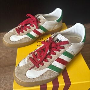 Gucci Adidas Gazelle Tennis Shoes 
Unisex size 7 men 8.5/9 women
Gucci
adidas